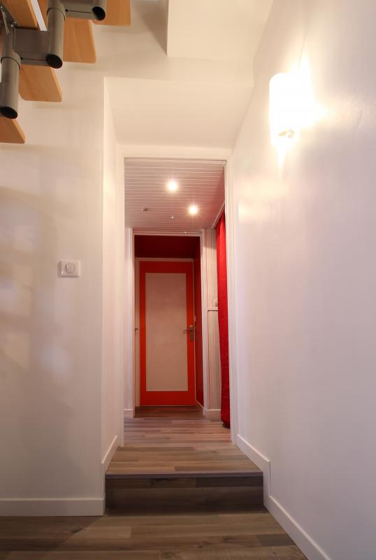 Agencement entre blanc/gris et camaïeu d'orange vers le rouge